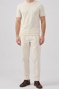 Camiseta masculina Off White de malha, modelagem regular, gola redonda e manga curta.