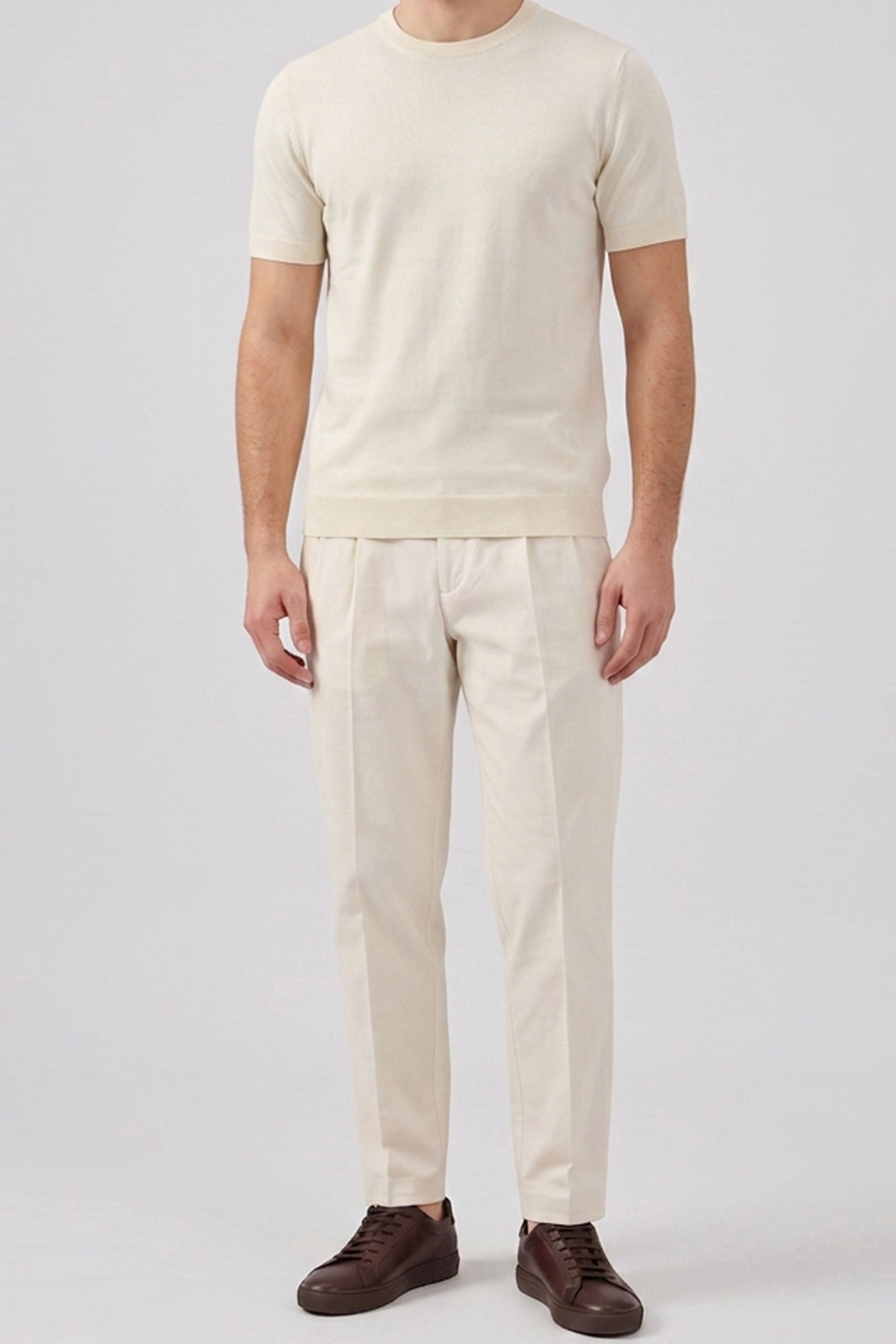 Camiseta masculina Off White de malha, modelagem regular, gola redonda e manga curta.