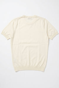 Camiseta masculina Off White de malha, modelagem regular, gola redonda e manga curta.
