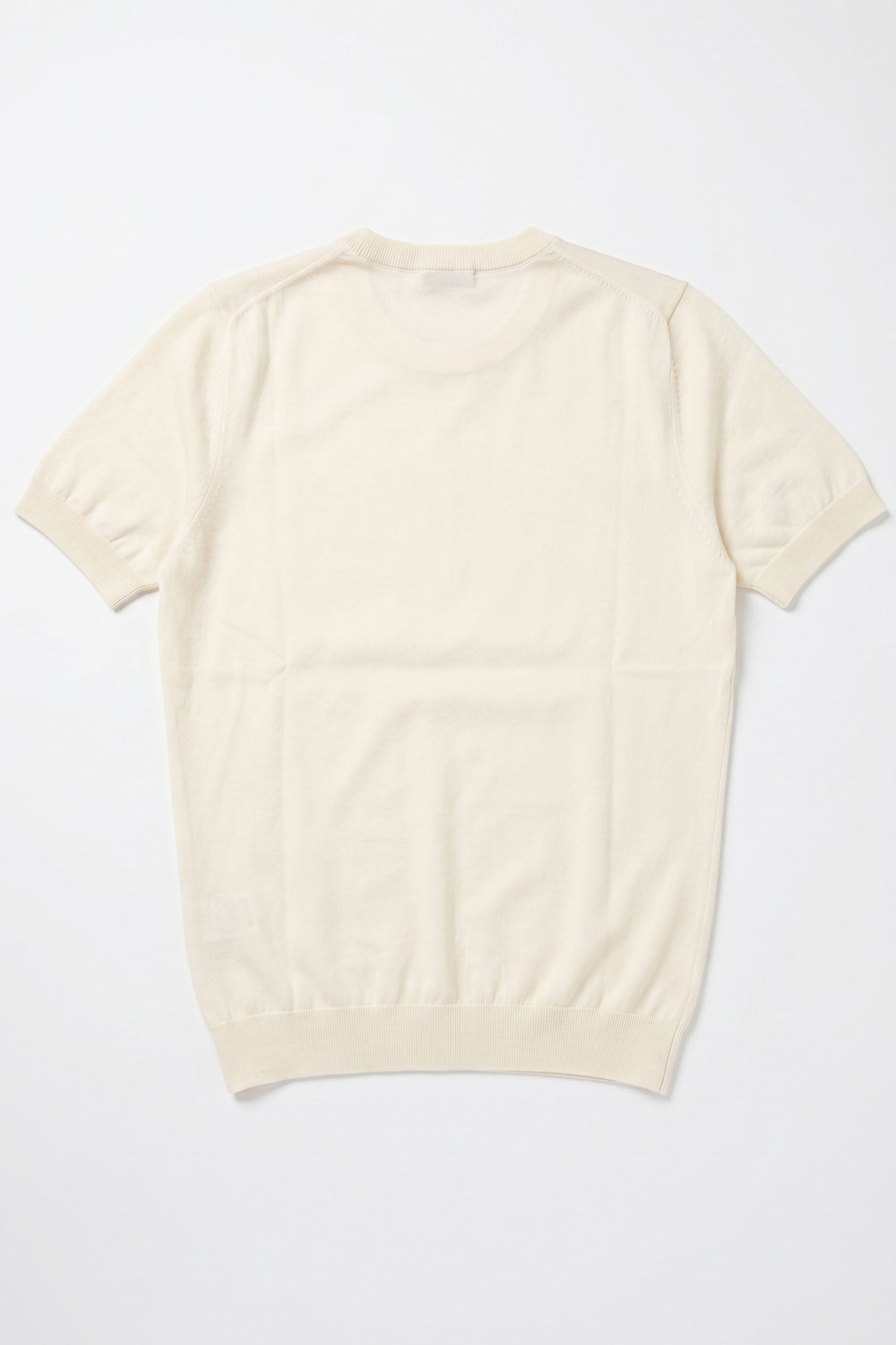Camiseta masculina Off White de malha, modelagem regular, gola redonda e manga curta.