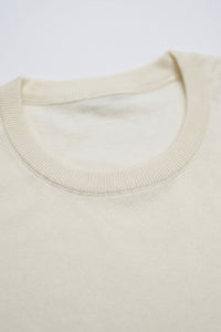 Camiseta masculina Off White de malha, modelagem regular, gola redonda e manga curta.