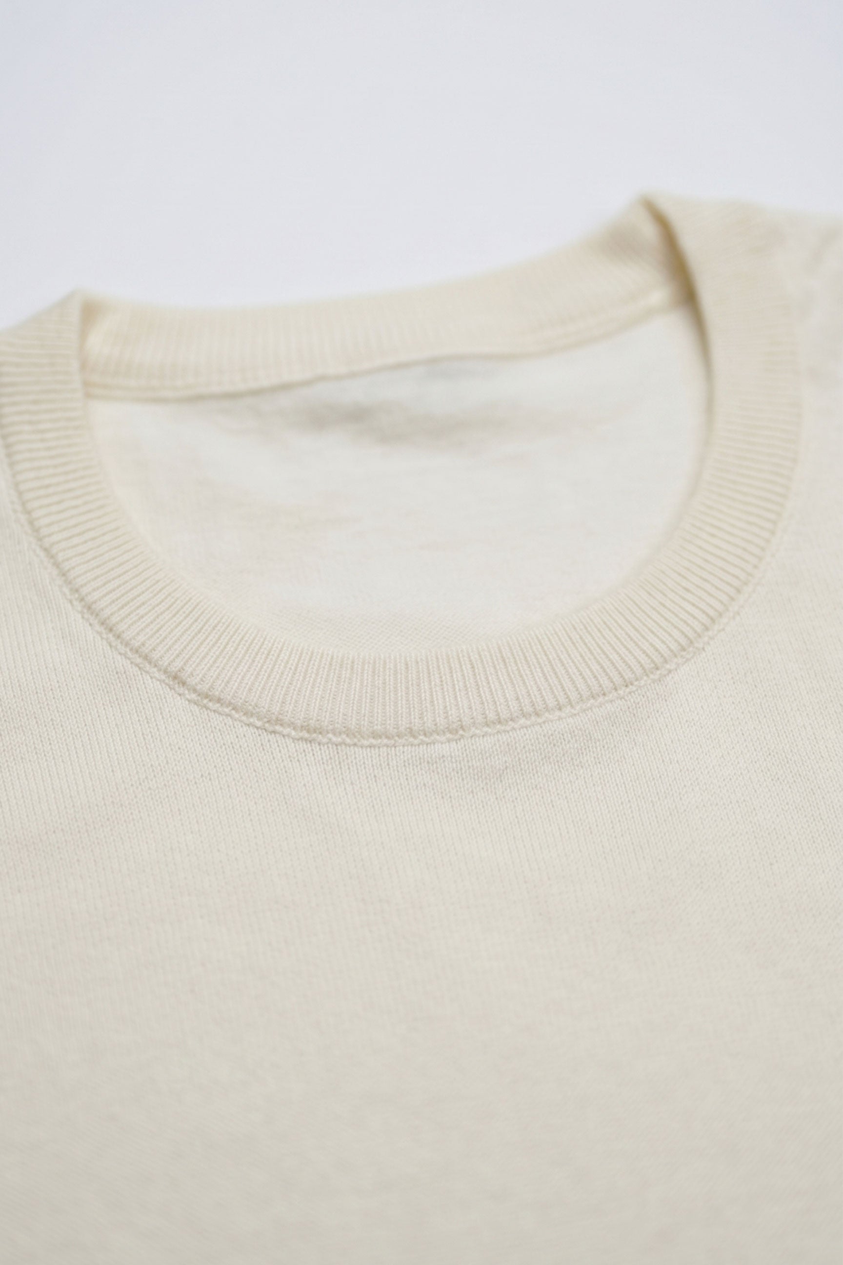 Camiseta masculina Off White de malha, modelagem regular, gola redonda e manga curta.