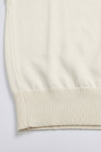 Camiseta masculina Off White de malha, modelagem regular, gola redonda e manga curta.