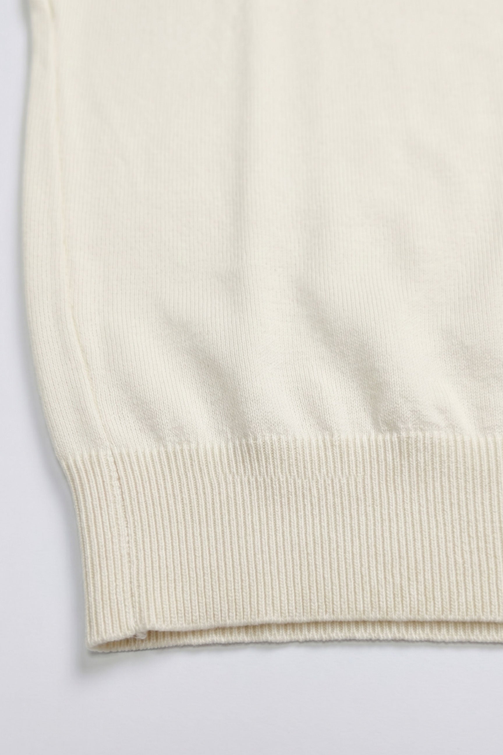 Camiseta masculina Off White de malha, modelagem regular, gola redonda e manga curta.