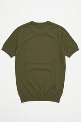 Camiseta masculina de malha verde-oliva, modelagem regular, gola redonda e manga curta.