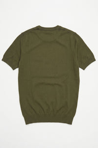 Camiseta masculina de malha verde-oliva, modelagem regular, gola redonda e manga curta.
