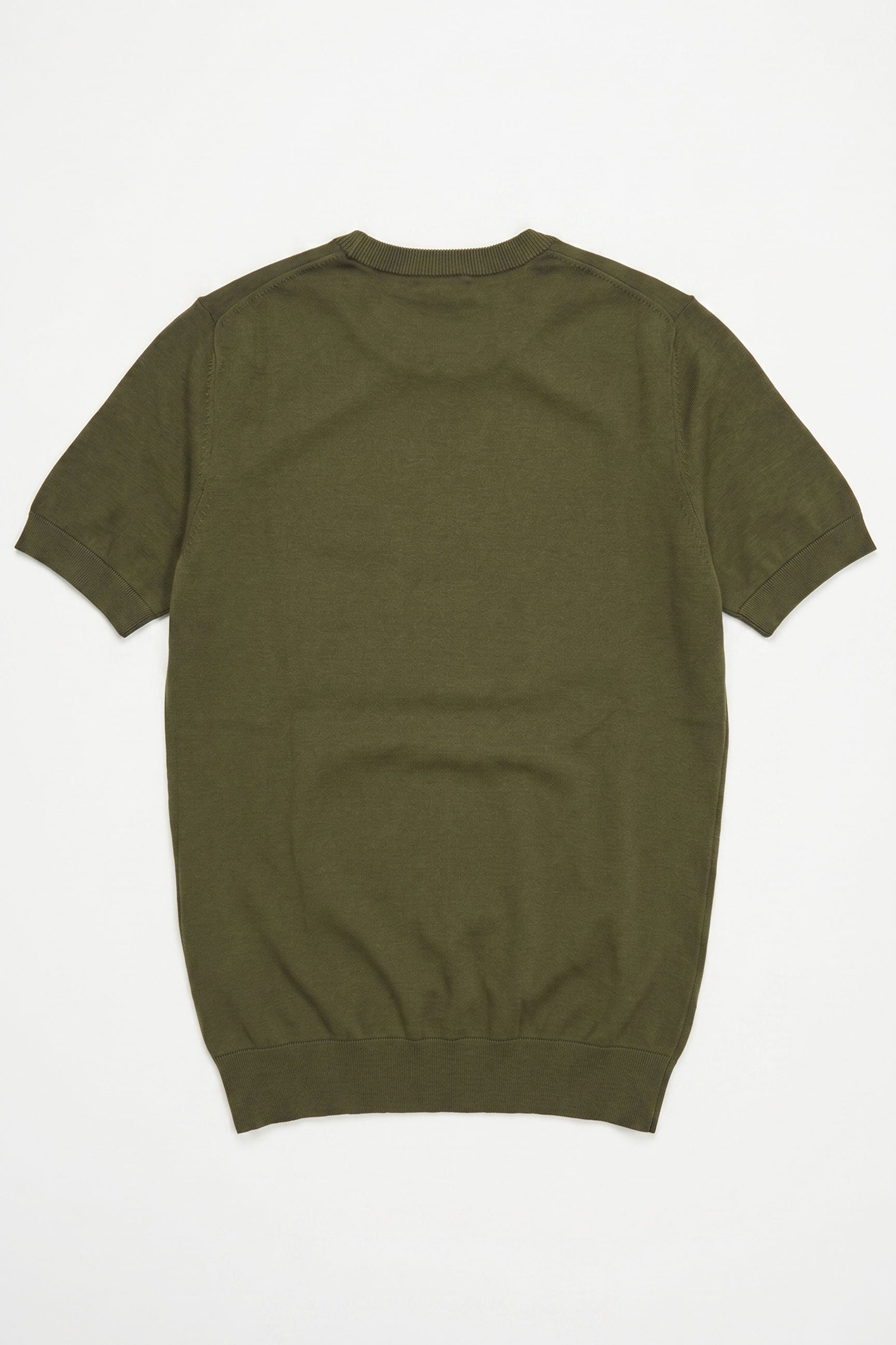 Camiseta masculina de malha verde-oliva, modelagem regular, gola redonda e manga curta.