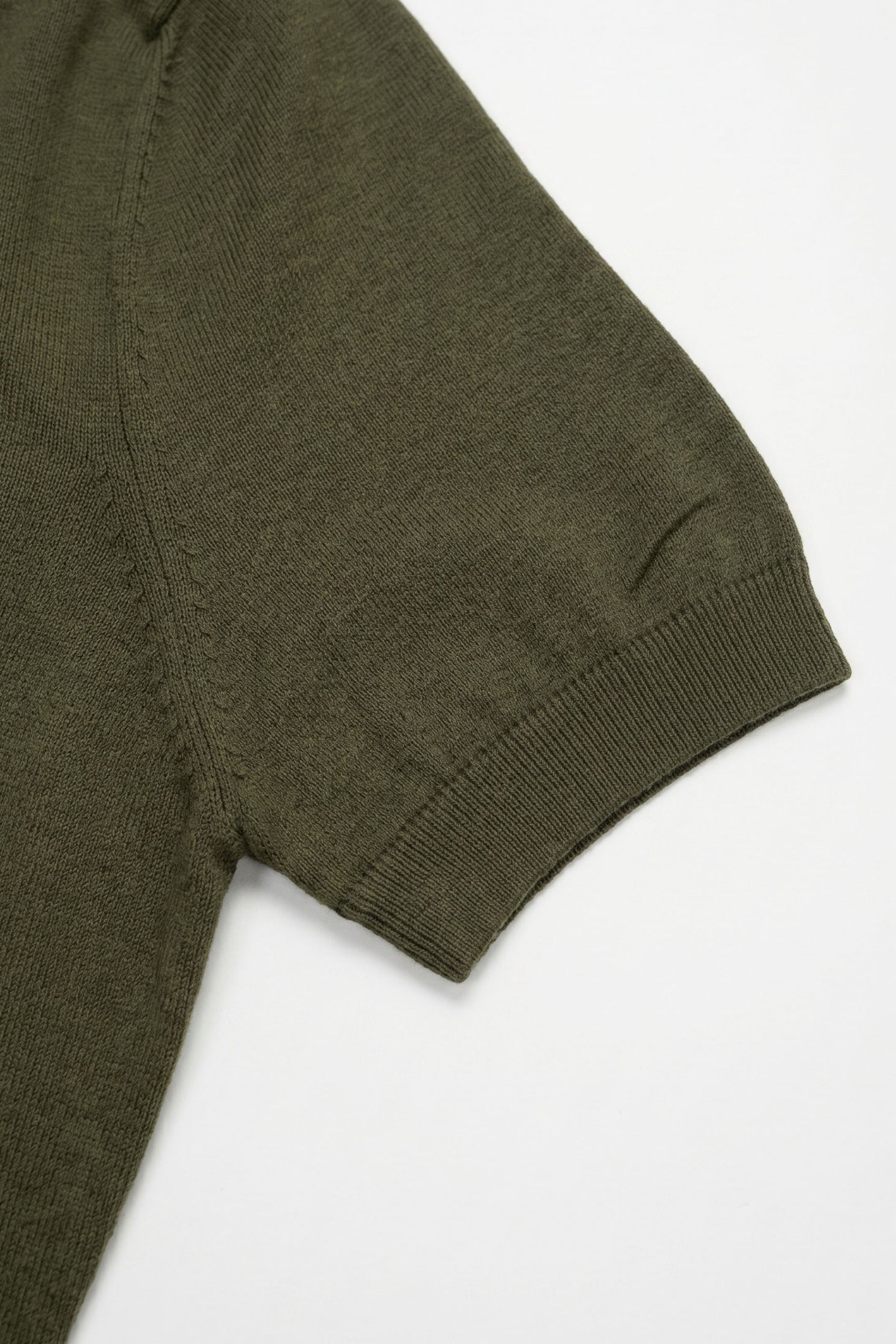 Camiseta masculina de malha verde-oliva, modelagem regular, gola redonda e manga curta.