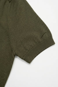 Camiseta masculina de malha verde-oliva, modelagem regular, gola redonda e manga curta.