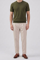 Camiseta masculina de malha verde-oliva, modelagem regular, gola redonda e manga curta.