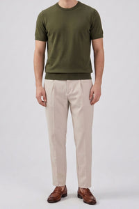 Camiseta masculina de malha verde-oliva, modelagem regular, gola redonda e manga curta.