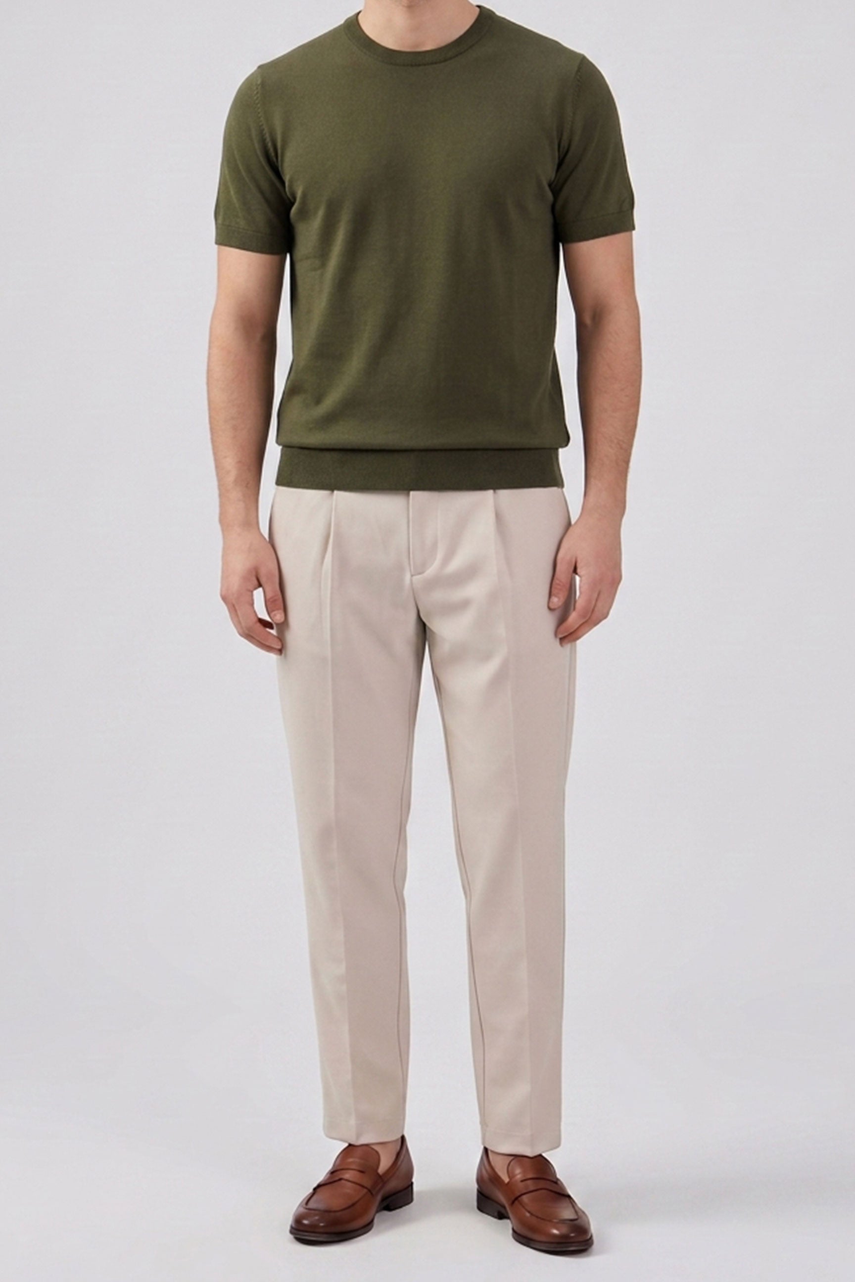 Camiseta masculina de malha verde-oliva, modelagem regular, gola redonda e manga curta.