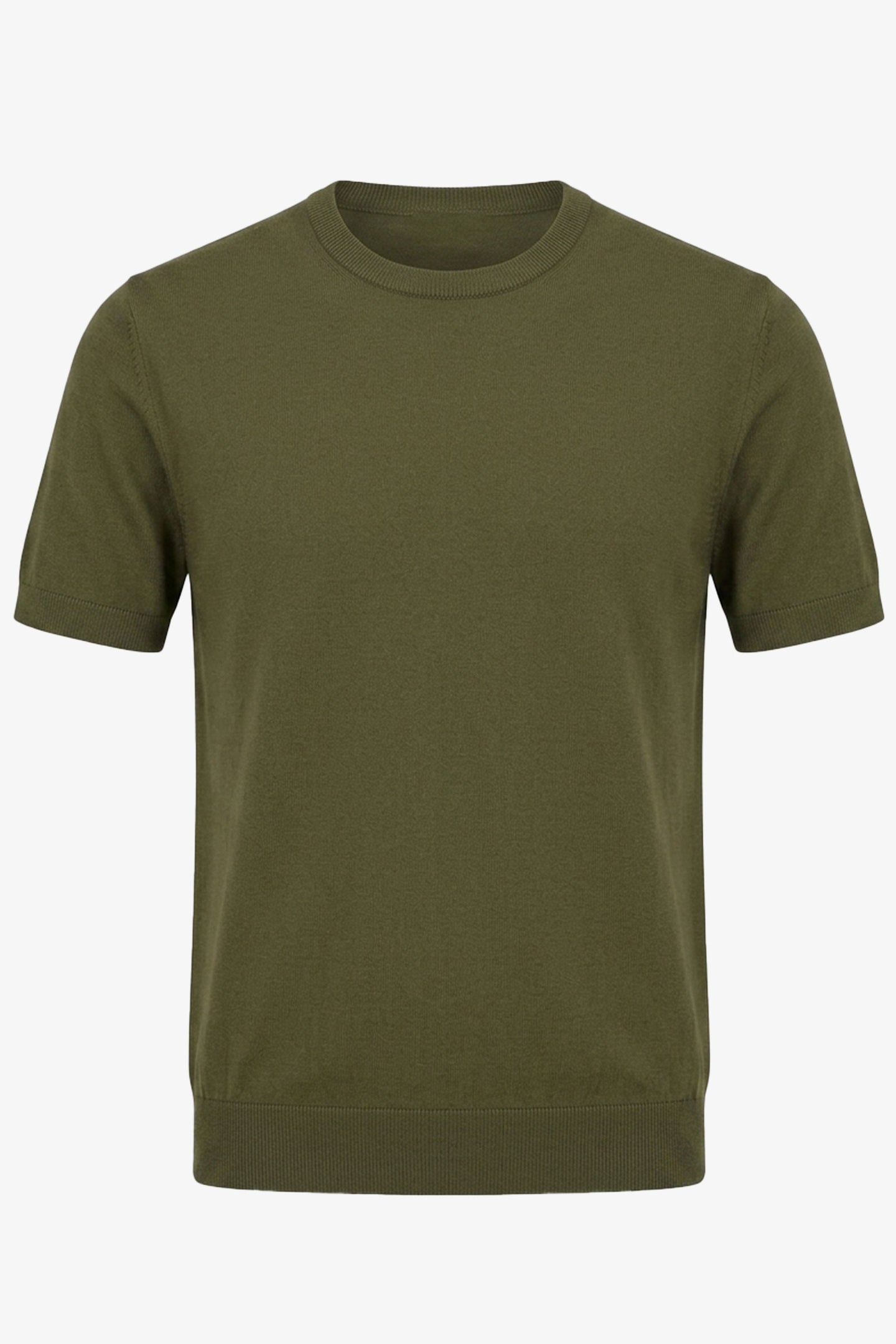 Camiseta masculina de malha verde-oliva, modelagem regular, gola redonda e manga curta.