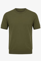 Camiseta masculina de malha verde-oliva, modelagem regular, gola redonda e manga curta.