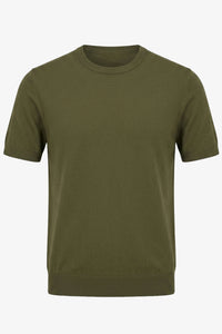 Camiseta masculina de malha verde-oliva, modelagem regular, gola redonda e manga curta.