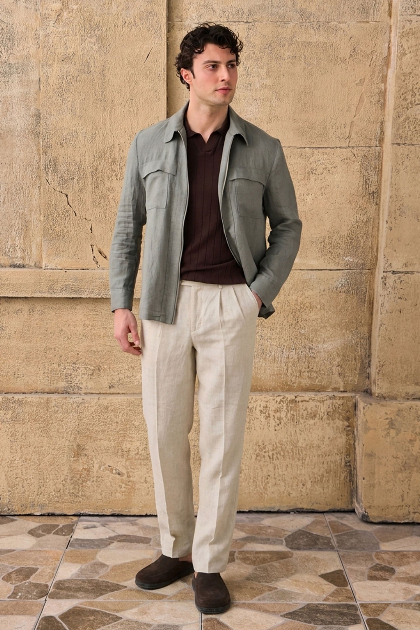 Conjunto masculino de blazer de linho verde-sálvia com zíper e calça bege, estilo casual elegante para o verão.
