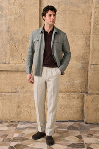Conjunto masculino de blazer de linho verde-sálvia com zíper e calça bege, estilo casual elegante para o verão.