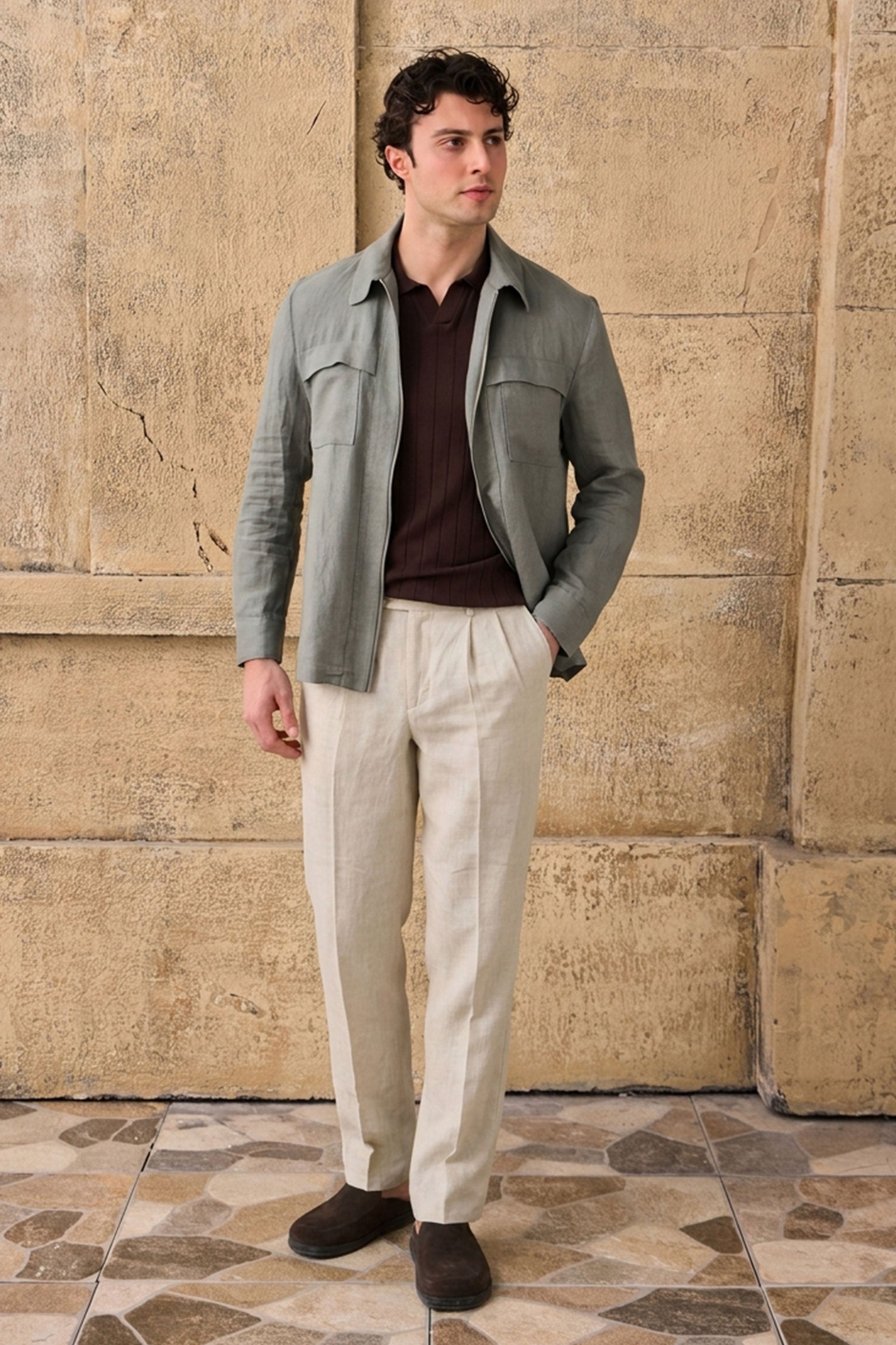 Conjunto masculino de blazer de linho verde-sálvia com zíper e calça bege, estilo casual elegante para o verão.