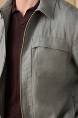 Conjunto masculino de jaqueta de linho verde-sálvia com zíper e calça marrom, look casual elegante para o verão.