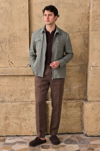 Conjunto masculino de jaqueta de linho verde-sálvia com zíper e calça marrom, look casual elegante para o verão.