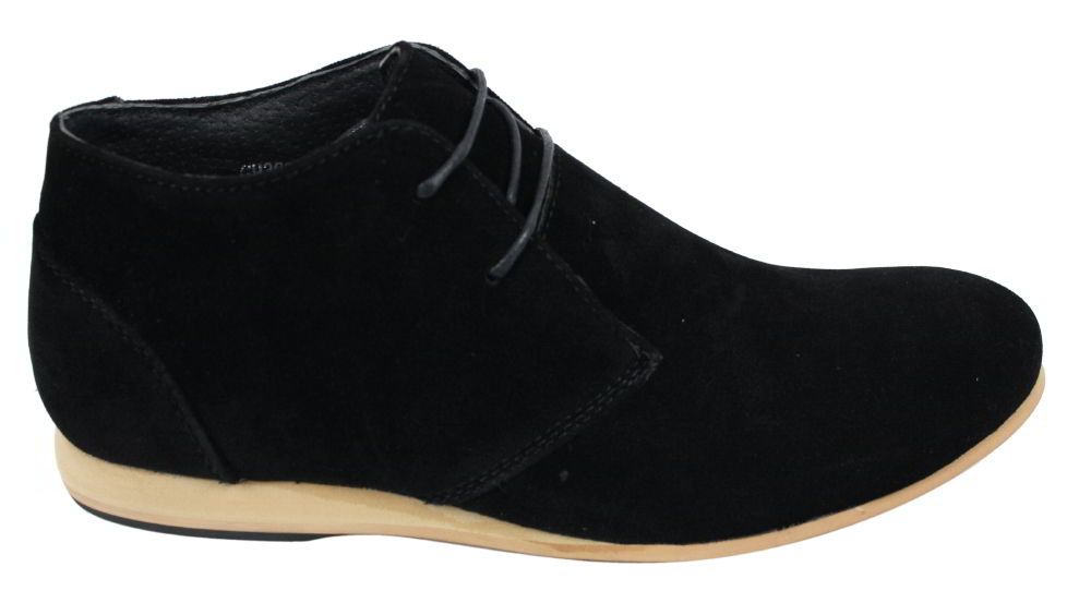 Botas masculinas estilo Chelsea de cano alto em camurça nas cores preto, bege, marrom e azul marinho.