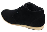 Botas masculinas estilo Chelsea de cano alto em camurça nas cores preto, bege, marrom e azul marinho.