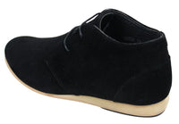 Botas masculinas estilo Chelsea de cano alto em camurça nas cores preto, bege, marrom e azul marinho.
