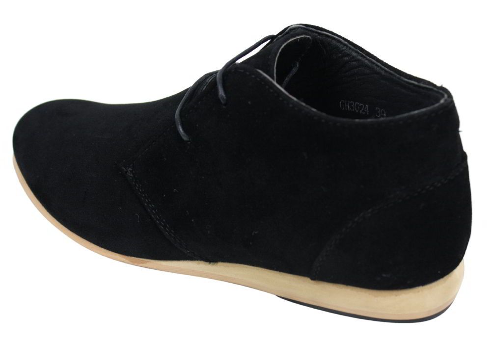 Botas masculinas estilo Chelsea de cano alto em camurça nas cores preto, bege, marrom e azul marinho.