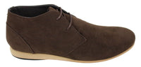 Botas masculinas estilo Chelsea de cano alto em camurça nas cores preto, bege, marrom e azul marinho.