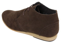 Botas masculinas estilo Chelsea de cano alto em camurça nas cores preto, bege, marrom e azul marinho.