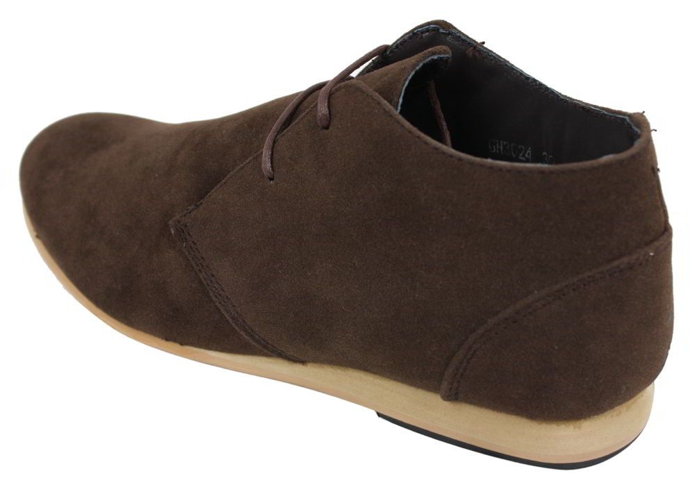 Botas masculinas estilo Chelsea de cano alto em camurça nas cores preto, bege, marrom e azul marinho.