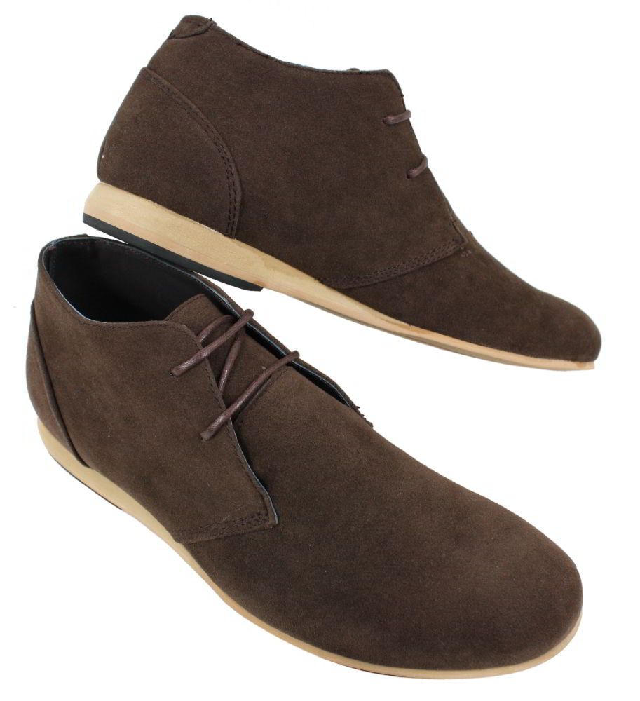 Botas masculinas estilo Chelsea de cano alto em camurça nas cores preto, bege, marrom e azul marinho.