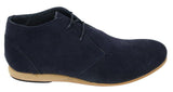 Botas masculinas estilo Chelsea de cano alto em camurça nas cores preto, bege, marrom e azul marinho.