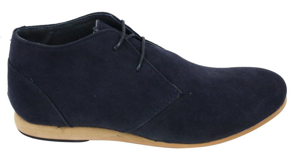 Botas masculinas estilo Chelsea de cano alto em camurça nas cores preto, bege, marrom e azul marinho.