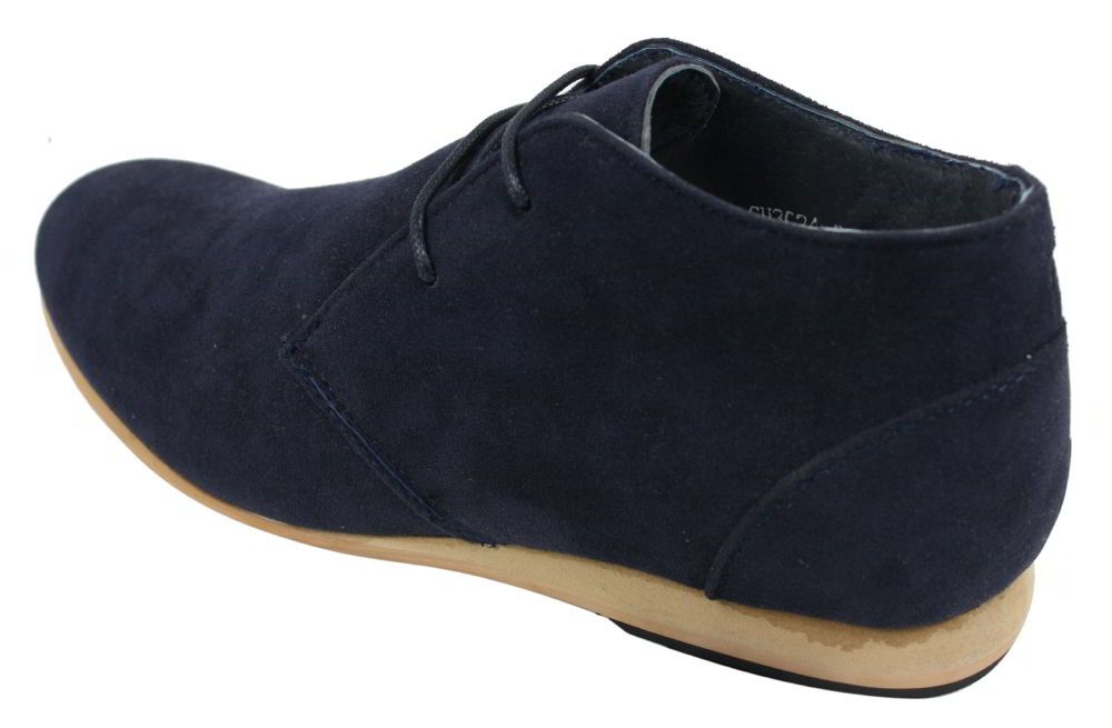 Botas masculinas estilo Chelsea de cano alto em camurça nas cores preto, bege, marrom e azul marinho.