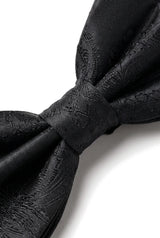 Conjunto de presente masculino com gravata borboleta preta, lenço de bolso e abotoaduras.