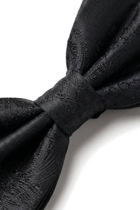 Conjunto de presente masculino com gravata borboleta preta, lenço de bolso e abotoaduras.