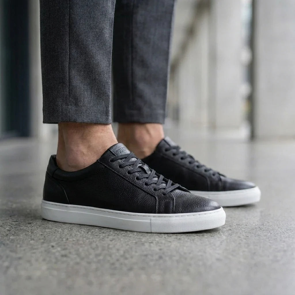 Tênis casual masculino de couro preto com cadarço