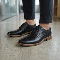 Sapatos Derby masculinos de couro preto polido, modelo liso, estilo formal.