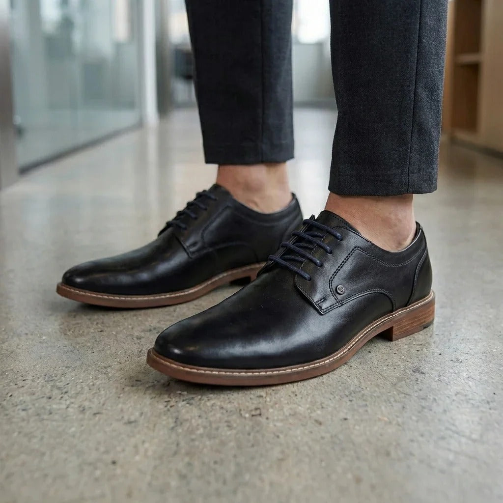 Sapatos Derby masculinos de couro preto polido, modelo liso, estilo formal.