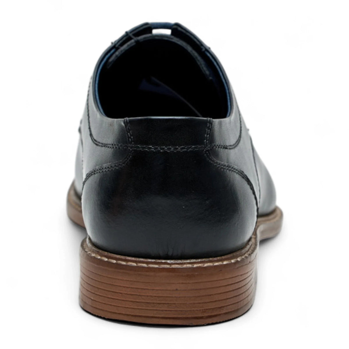 Sapatos Derby masculinos de couro preto polido, modelo liso, estilo formal.