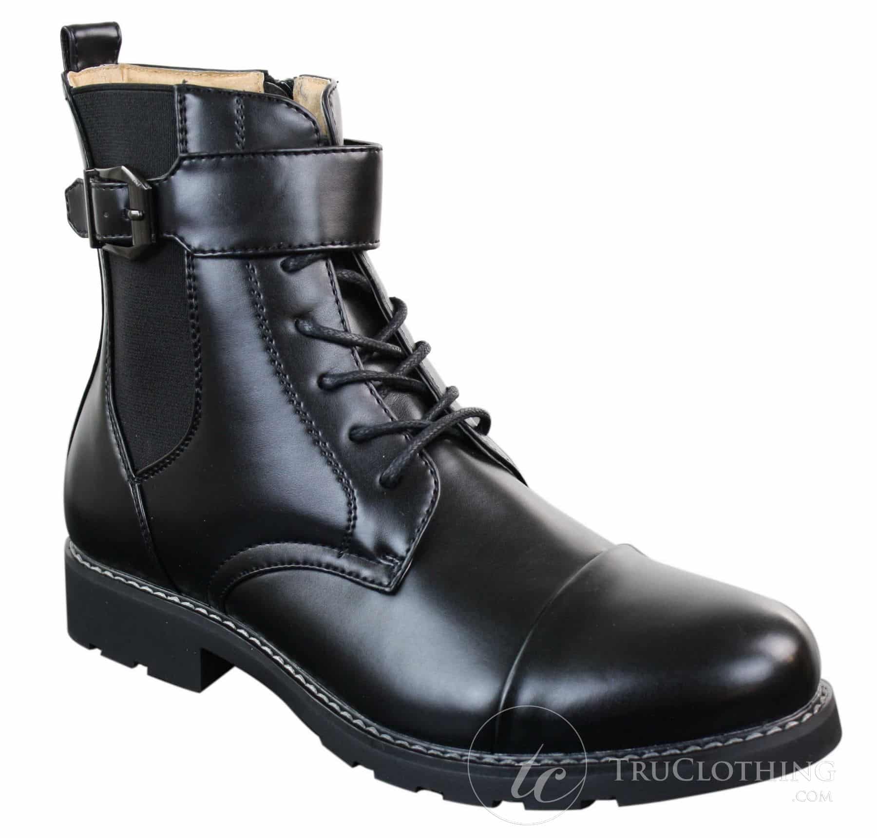 Botas masculinas pretas estilo militar, cano curto, com zíper, cadarço e fivela.