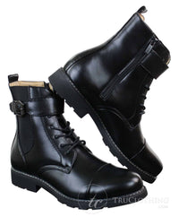 Botas masculinas pretas estilo militar, cano curto, com zíper, cadarço e fivela.