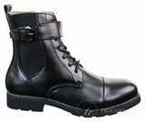 Botas masculinas pretas estilo militar, cano curto, com zíper, cadarço e fivela.