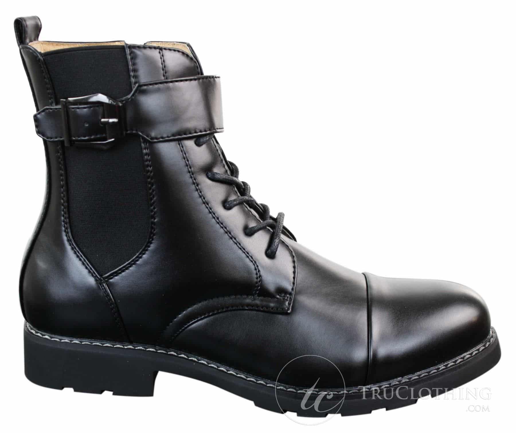 Botas masculinas pretas estilo militar, cano curto, com zíper, cadarço e fivela.
