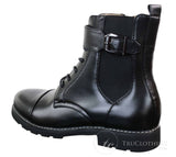 Botas masculinas pretas estilo militar, cano curto, com zíper, cadarço e fivela.