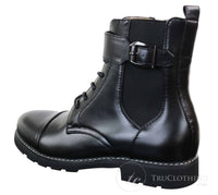 Botas masculinas pretas estilo militar, cano curto, com zíper, cadarço e fivela.