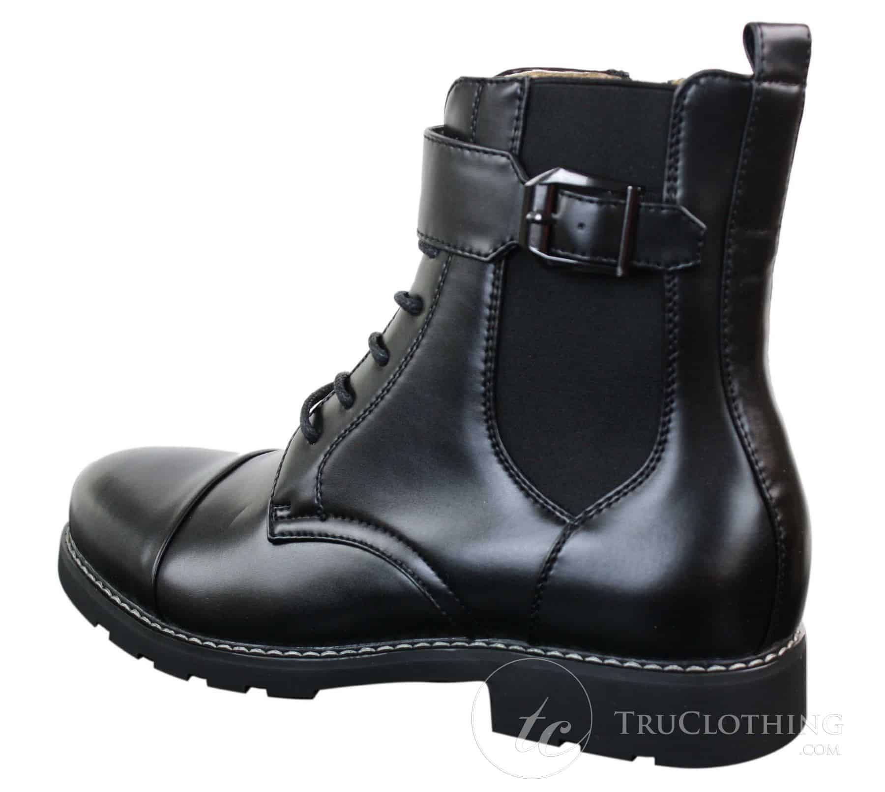 Botas masculinas pretas estilo militar, cano curto, com zíper, cadarço e fivela.