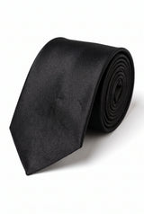 Conjunto masculino de gravata preta com lenço de bolso e abotoaduras.