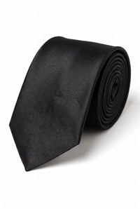 Conjunto masculino de gravata preta com lenço de bolso e abotoaduras.